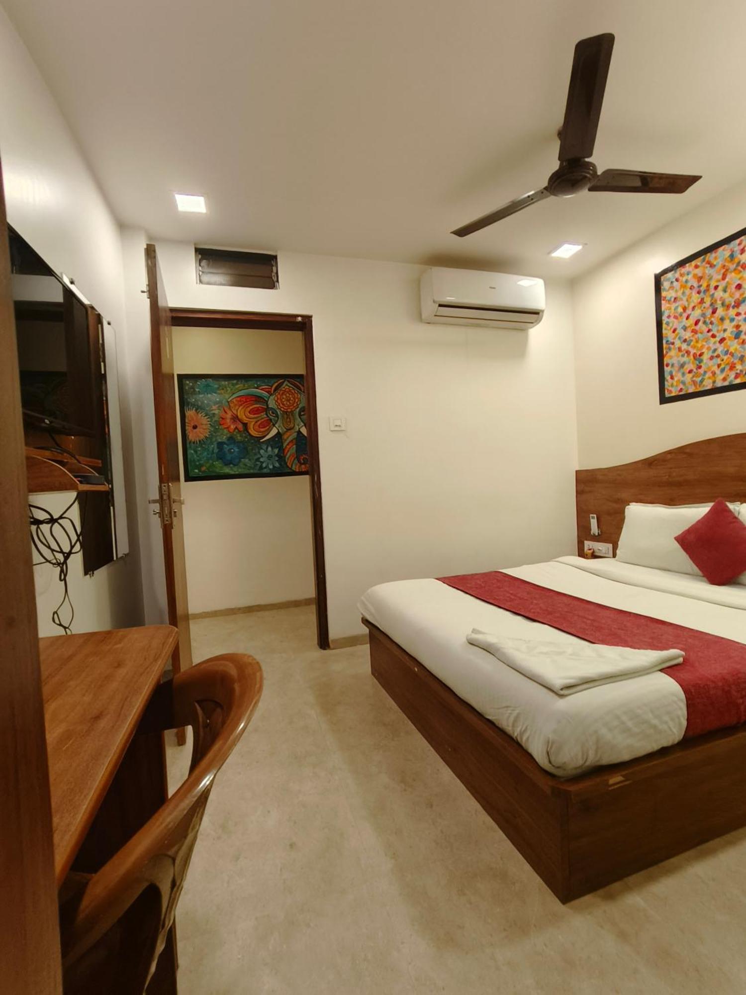 Hotel Beach Crown Juhu Mumbai Exterior foto