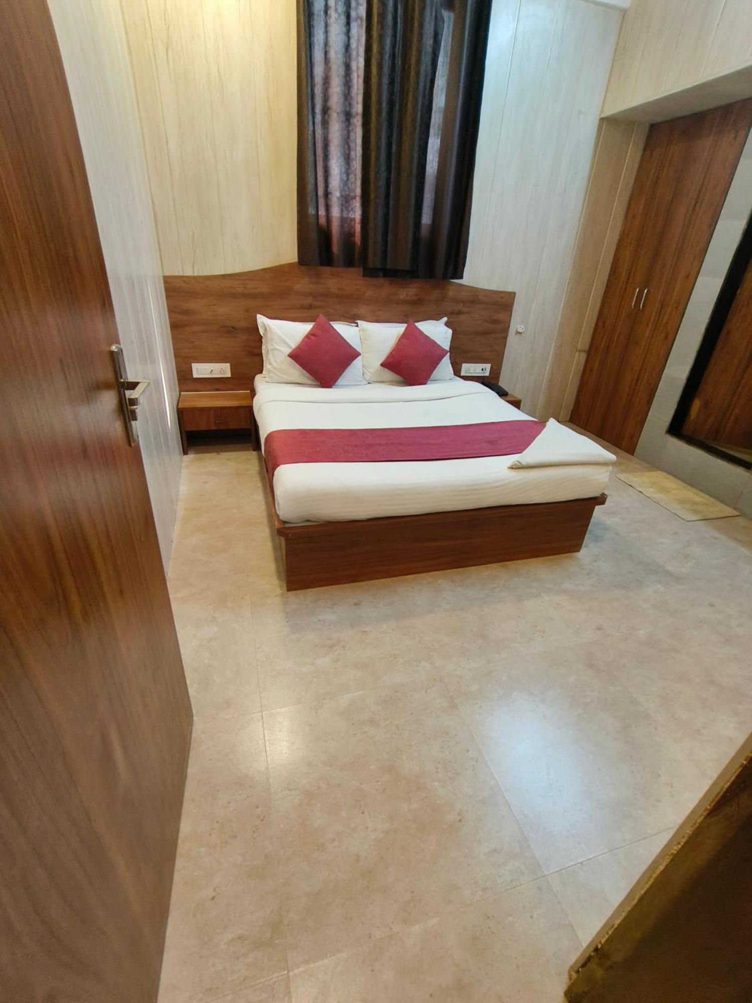 Hotel Beach Crown Juhu Mumbai Exterior foto